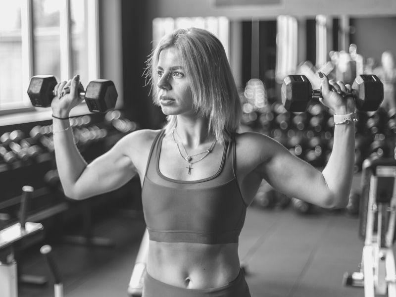 woman holding weights doing a Shoulder press