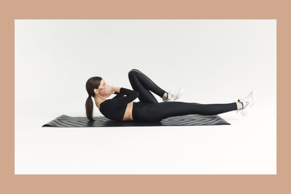 woman doing abdominal  exercises 