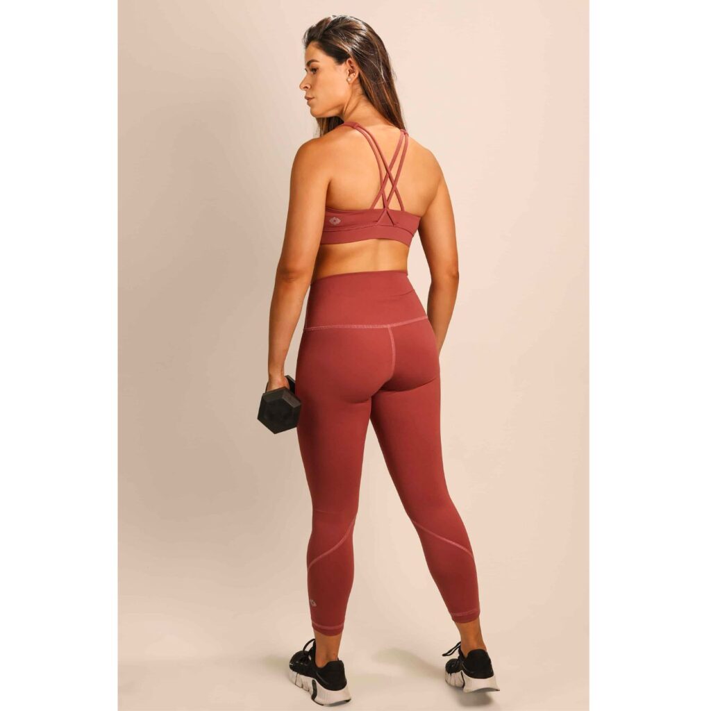 Personal trainer wearing quoia workout leggings in blush